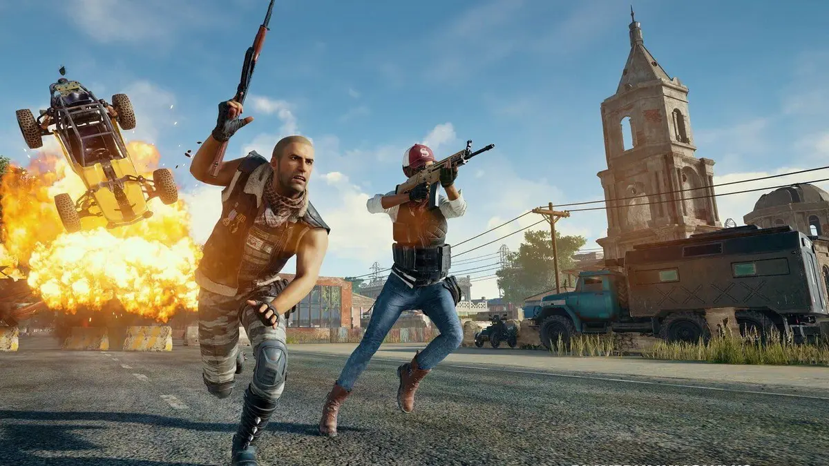 Un soldat en tenue de combat se tient pres d'un mur en ruine sur la carte Erangel, illustrant le nouveau systeme de terrain destructible annonce pour PUBG en 2026.