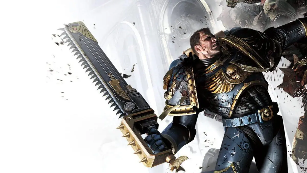 Visuel du remaster Warhammer 40,000: Space Marine Master Crafted Edition avec un Space Marine en armure bleue, pret au combat.